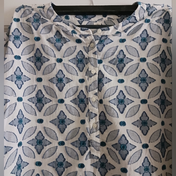 Loft top size L blue and white flower/geometric pattern - Picture 2 of 4